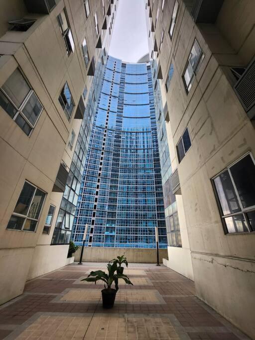 מנילה Enjoy Bgc Sunset And Golf Course View 2 Bedroom Loft With 100Mbps Internet Connection מראה חיצוני תמונה