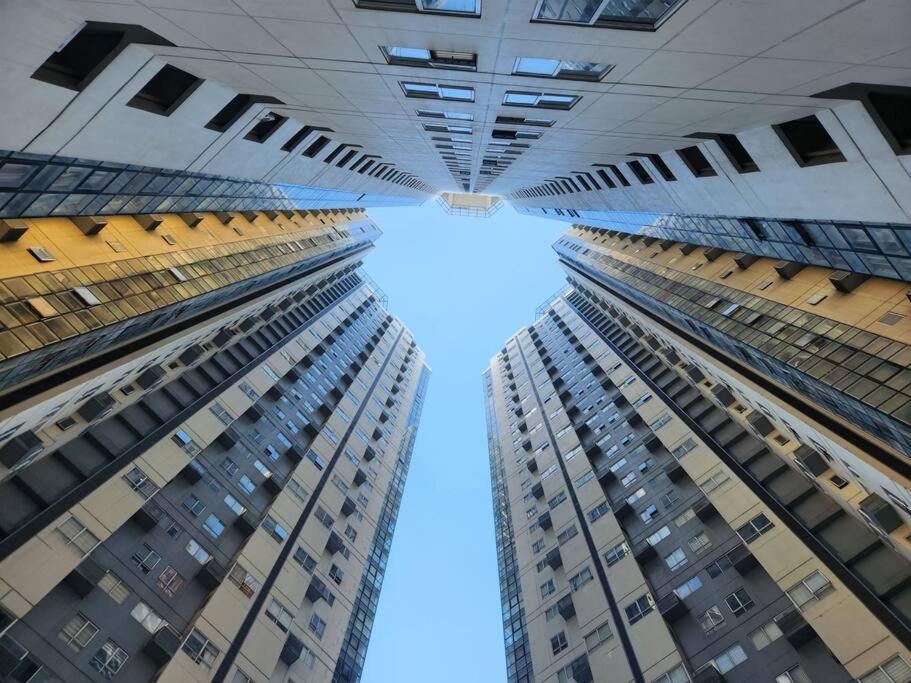 מנילה Enjoy Bgc Sunset And Golf Course View 2 Bedroom Loft With 100Mbps Internet Connection מראה חיצוני תמונה