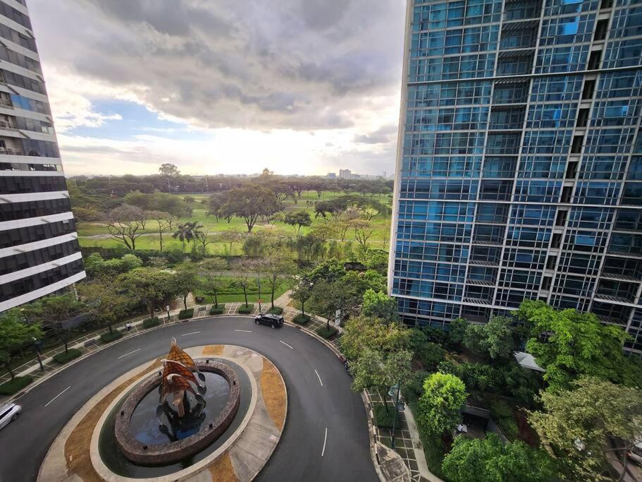 מנילה Enjoy Bgc Sunset And Golf Course View 2 Bedroom Loft With 100Mbps Internet Connection מראה חיצוני תמונה