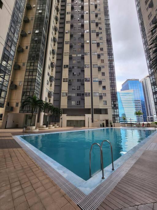מנילה Enjoy Bgc Sunset And Golf Course View 2 Bedroom Loft With 100Mbps Internet Connection מראה חיצוני תמונה